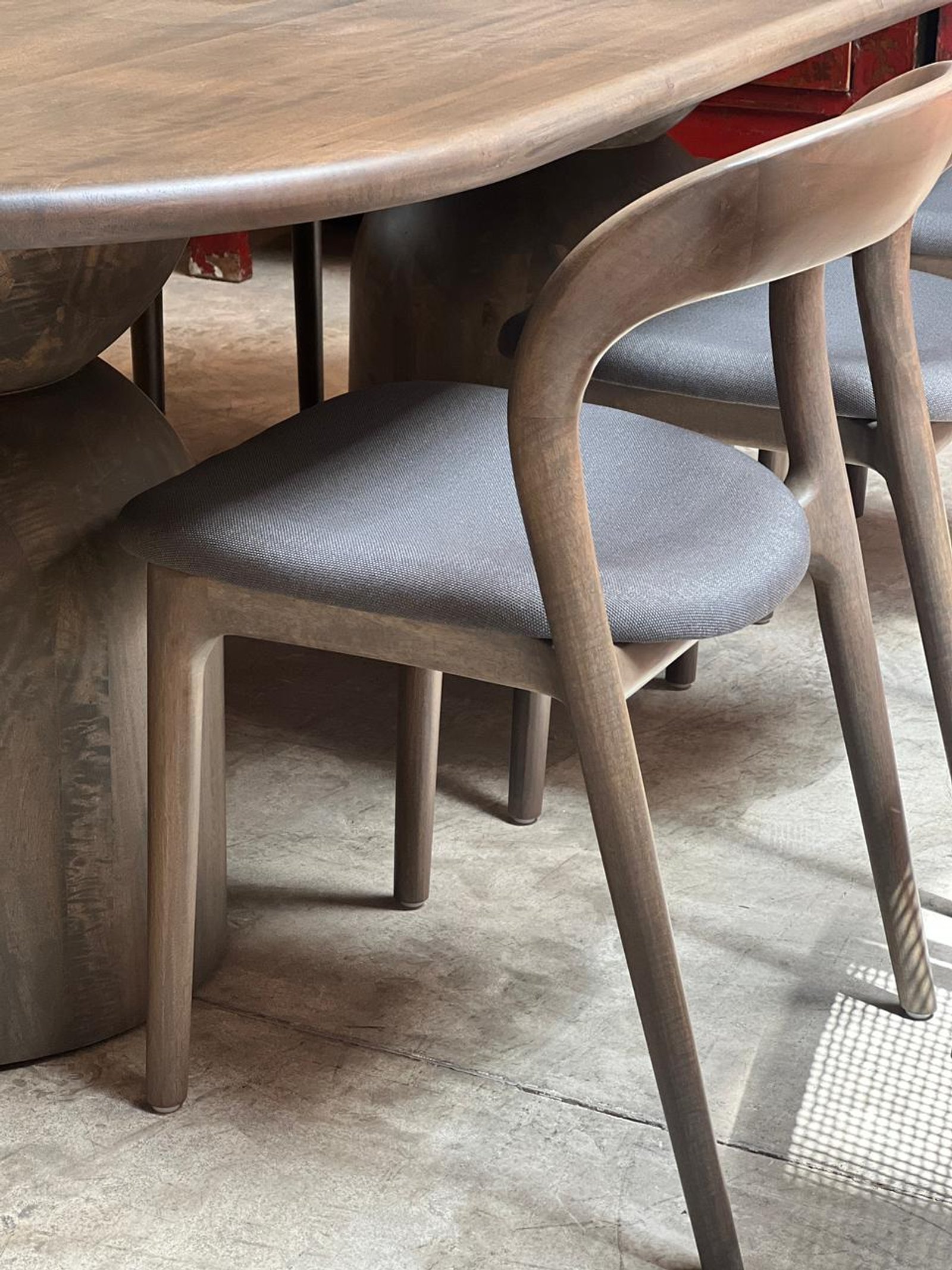 Comedor moderno rústico con mesa ovalada de madera y sillas tapizadas — proyecto Tendencias en comedores, por DESDE ASIA, en Palermo